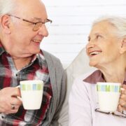 "Miłego dnia i smacznej kawusi!" – skąd u seniorów upodobanie do takich memów?