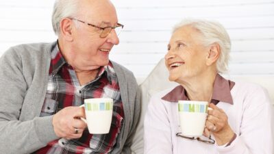 "Miłego dnia i smacznej kawusi!" – skąd u seniorów upodobanie do takich memów?