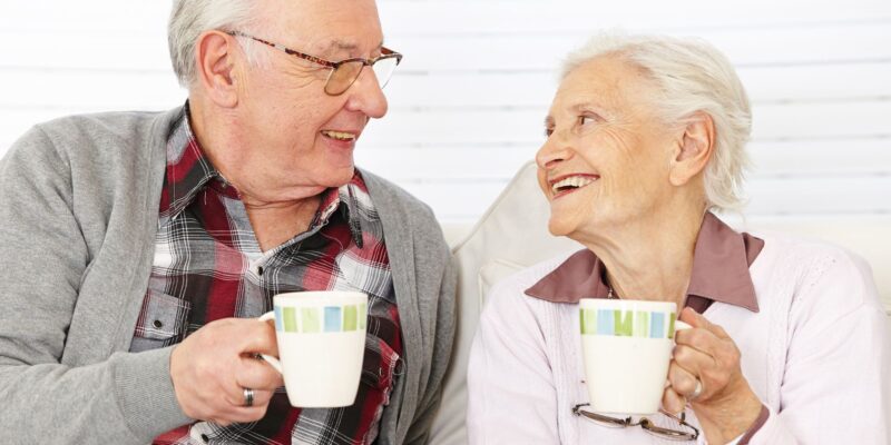 "Miłego dnia i smacznej kawusi!" – skąd u seniorów upodobanie do takich memów?